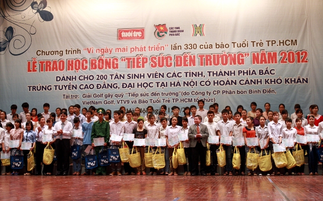 Tiếp sức đến trường cho 200 sinh viên nghèo phía Bắc